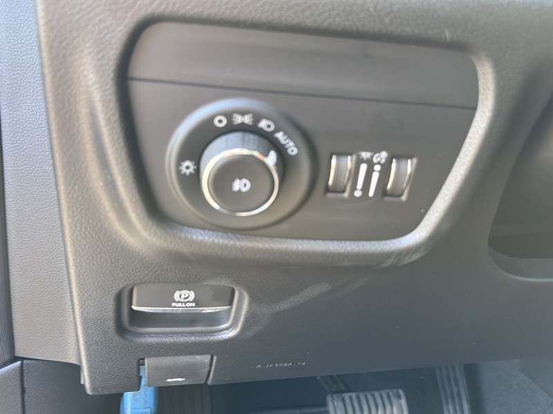 Jeep Grand Cherokee Vehicle Full-screen Gallery Image 19