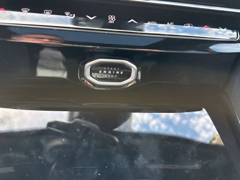 Jeep Grand Cherokee Vehicle Full-screen Gallery Image 21