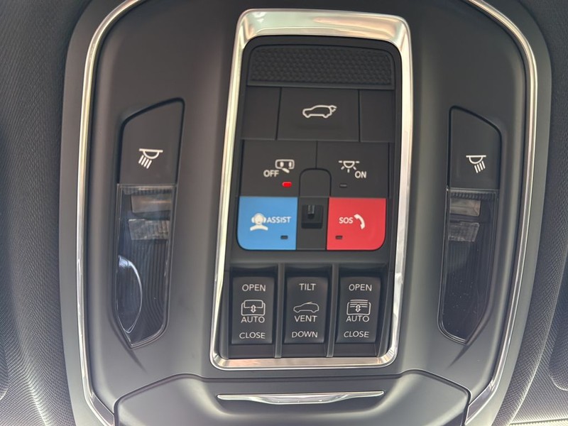 Jeep Grand Cherokee Vehicle Full-screen Gallery Image 25