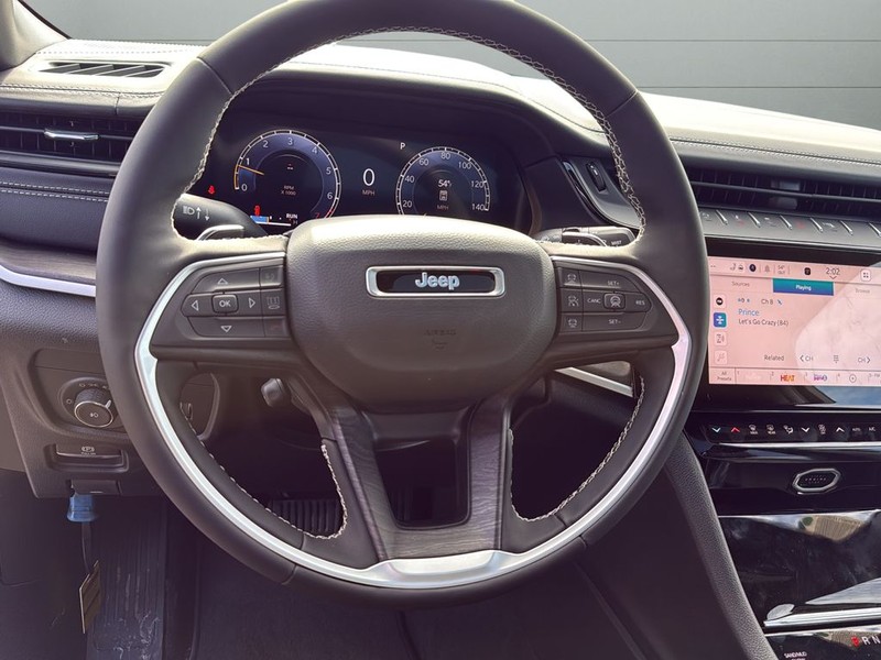 Jeep Grand Cherokee Vehicle Full-screen Gallery Image 28