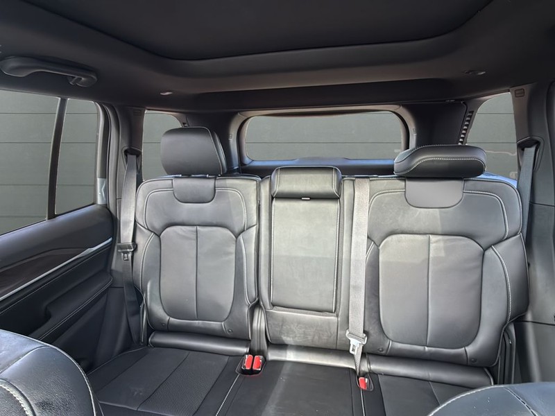 Jeep Grand Cherokee Vehicle Full-screen Gallery Image 29