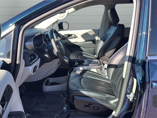 Chrysler Pacifica Vehicle Full-screen Gallery Image 10