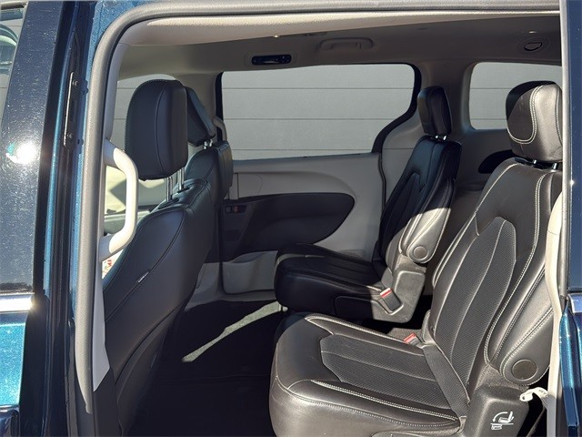 Chrysler Pacifica Vehicle Full-screen Gallery Image 16