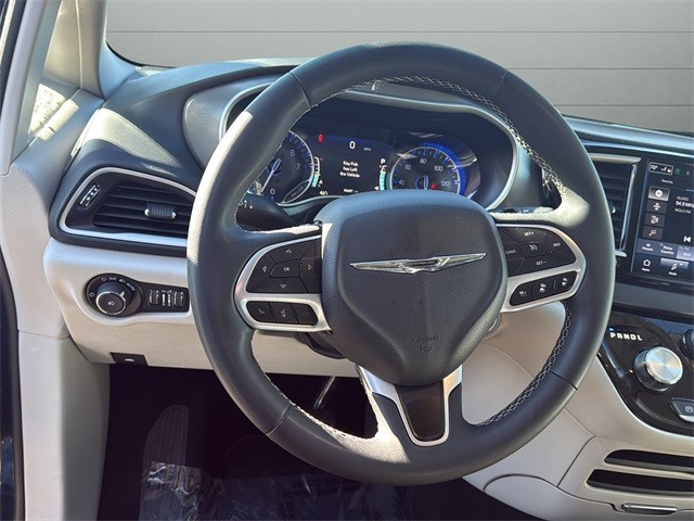 Chrysler Pacifica Vehicle Full-screen Gallery Image 25