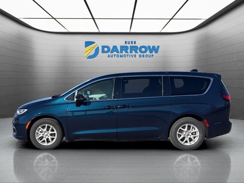 Chrysler Pacifica Vehicle Full-screen Gallery Image 2