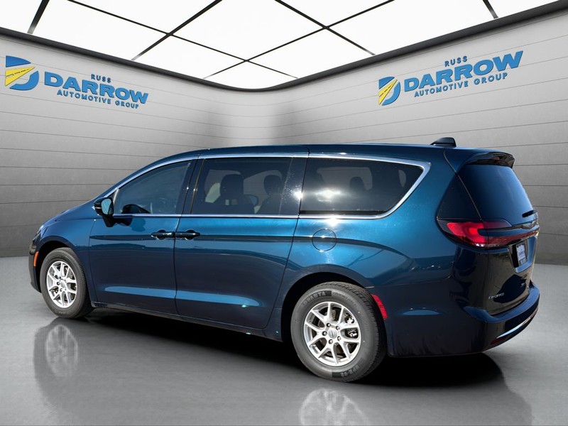 Chrysler Pacifica Vehicle Full-screen Gallery Image 3
