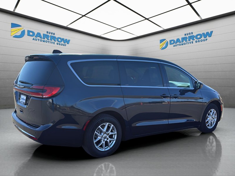 Chrysler Pacifica Vehicle Full-screen Gallery Image 5