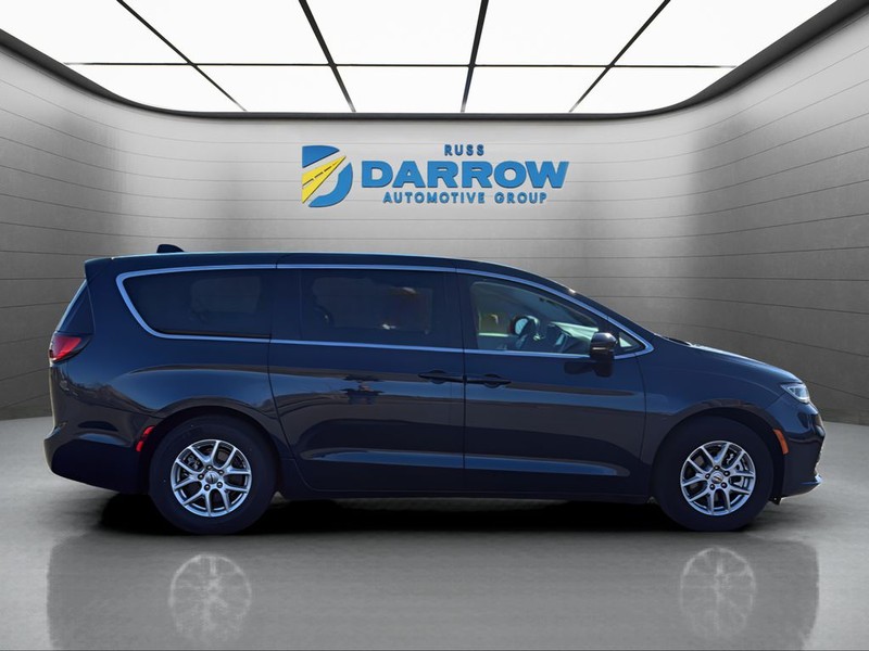 Chrysler Pacifica Vehicle Full-screen Gallery Image 6