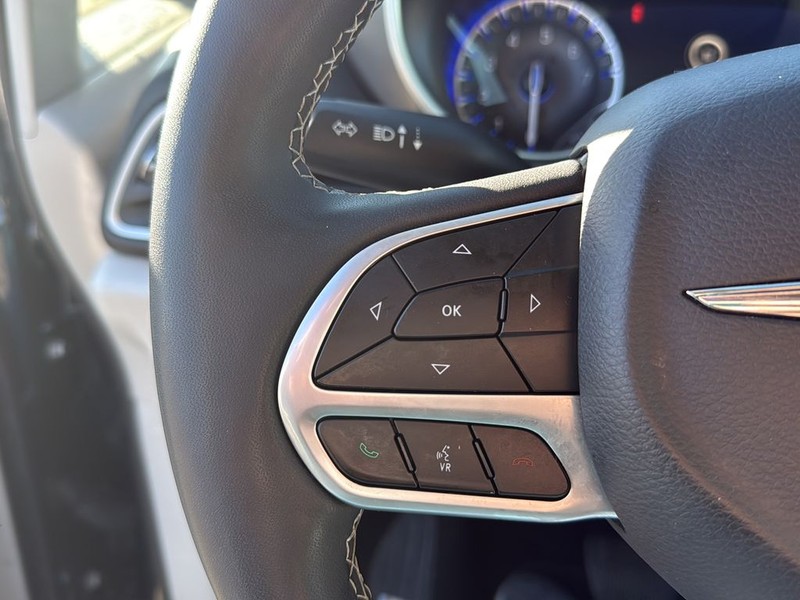 Chrysler Pacifica Vehicle Full-screen Gallery Image 9