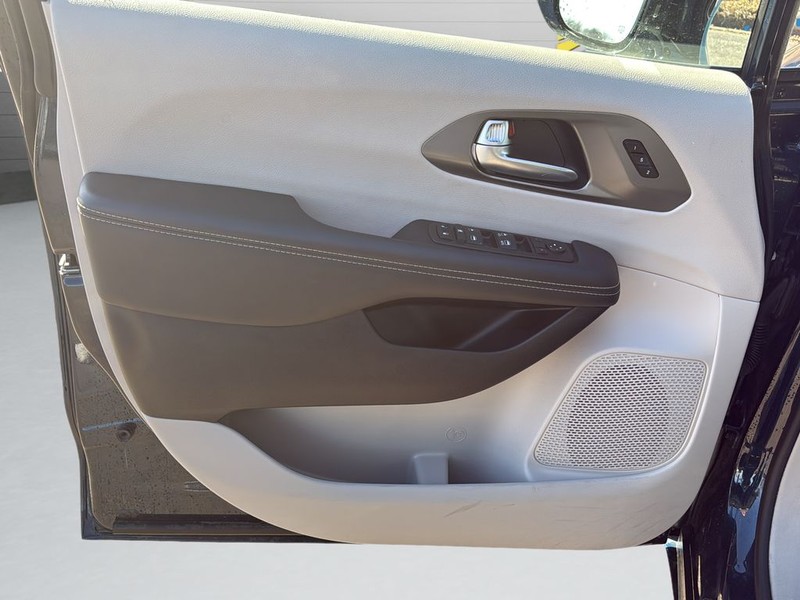 Chrysler Pacifica Vehicle Full-screen Gallery Image 11