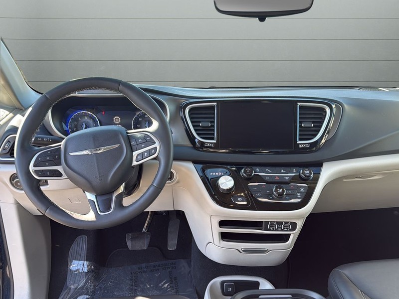 Chrysler Pacifica Vehicle Full-screen Gallery Image 12