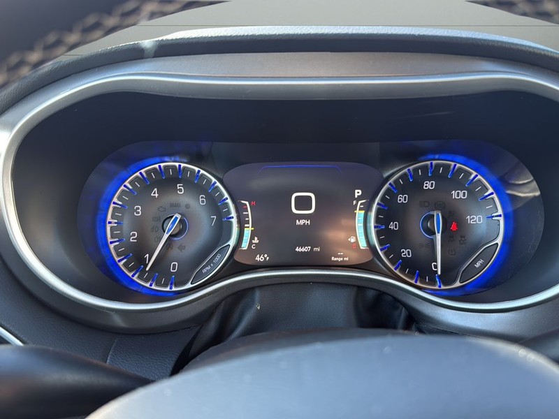 Chrysler Pacifica Vehicle Full-screen Gallery Image 13