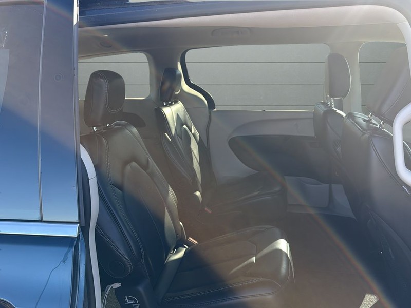 Chrysler Pacifica Vehicle Full-screen Gallery Image 14