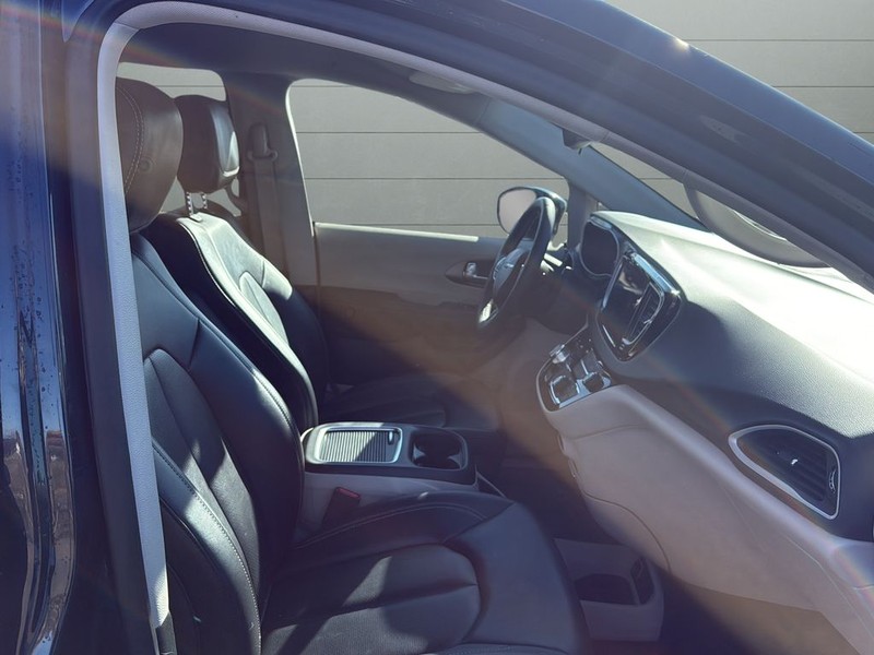 Chrysler Pacifica Vehicle Full-screen Gallery Image 15