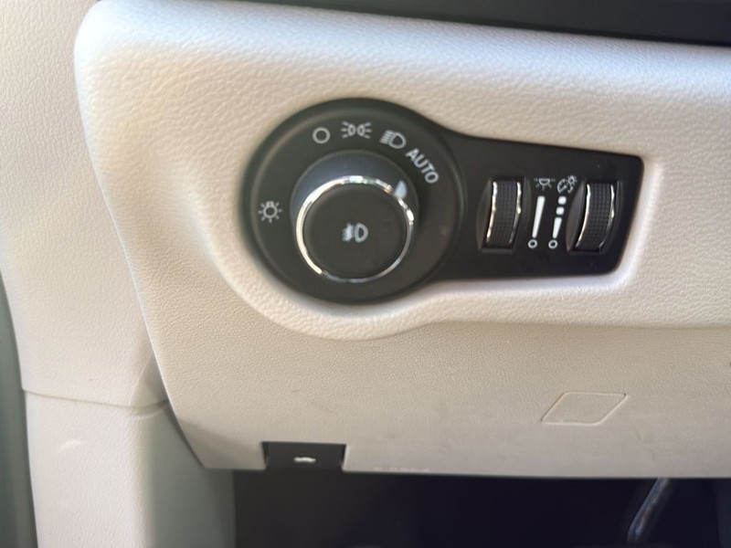 Chrysler Pacifica Vehicle Full-screen Gallery Image 17