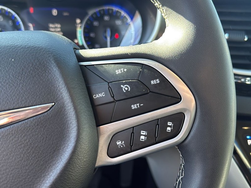 Chrysler Pacifica Vehicle Full-screen Gallery Image 18