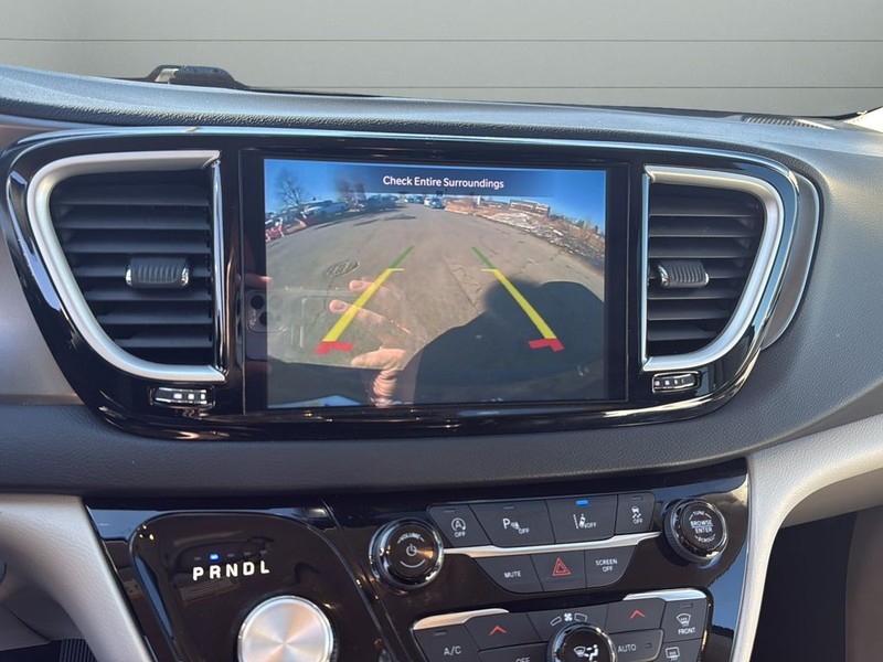 Chrysler Pacifica Vehicle Full-screen Gallery Image 21