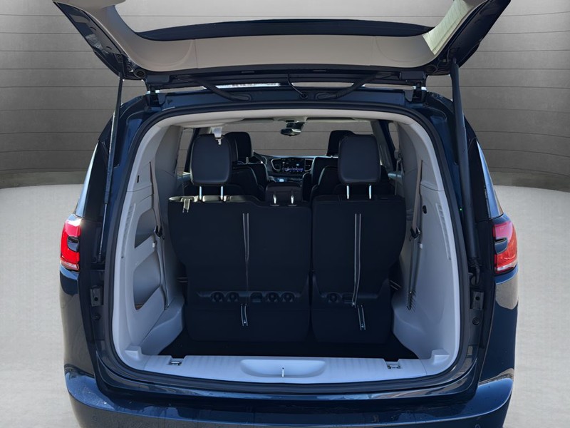 Chrysler Pacifica Vehicle Full-screen Gallery Image 23