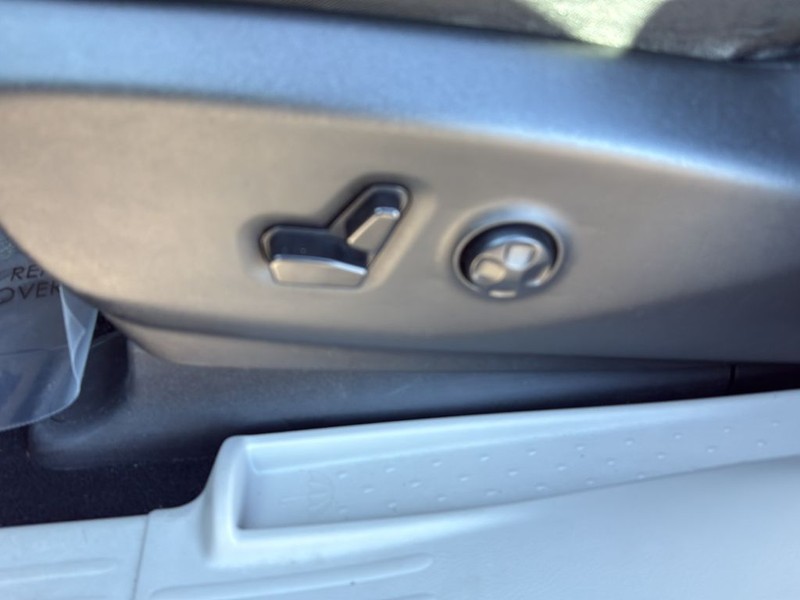 Chrysler Pacifica Vehicle Full-screen Gallery Image 24