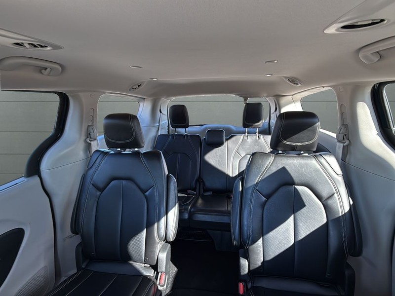 Chrysler Pacifica Vehicle Full-screen Gallery Image 26