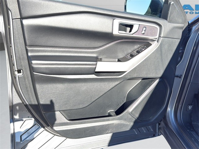 Ford Explorer Vehicle Full-screen Gallery Image 11