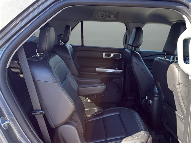 Ford Explorer Vehicle Full-screen Gallery Image 14