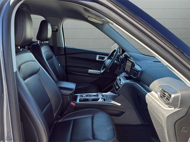 Ford Explorer Vehicle Full-screen Gallery Image 15
