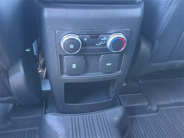 Ford Explorer Vehicle Full-screen Gallery Image 17