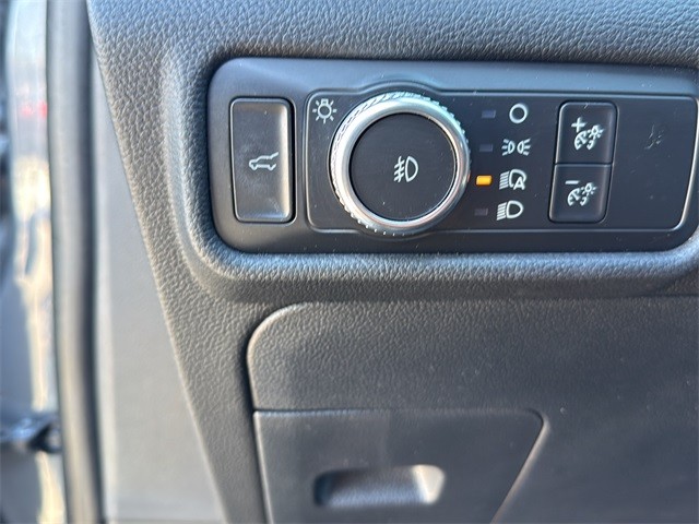 Ford Explorer Vehicle Full-screen Gallery Image 18