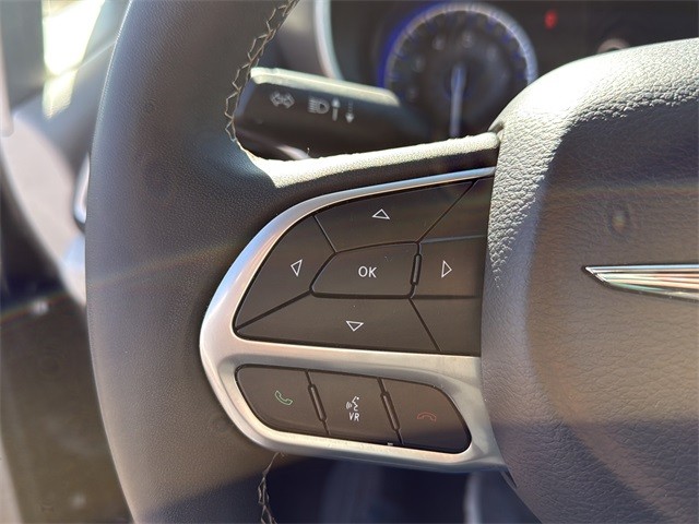 Chrysler Pacifica Vehicle Full-screen Gallery Image 9