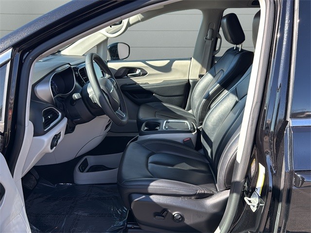 Chrysler Pacifica Vehicle Full-screen Gallery Image 10