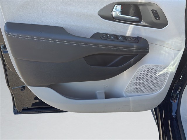 Chrysler Pacifica Vehicle Full-screen Gallery Image 11