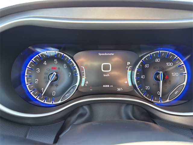 Chrysler Pacifica Vehicle Full-screen Gallery Image 13