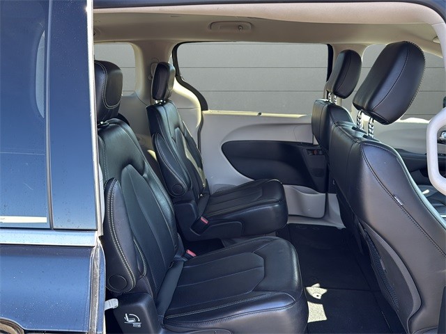 Chrysler Pacifica Vehicle Full-screen Gallery Image 14