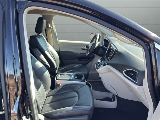 Chrysler Pacifica Vehicle Full-screen Gallery Image 15