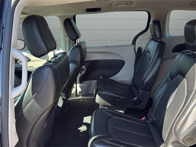 Chrysler Pacifica Vehicle Full-screen Gallery Image 16