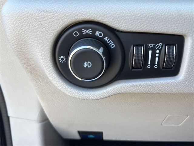 Chrysler Pacifica Vehicle Full-screen Gallery Image 17