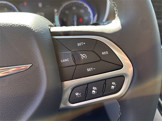 Chrysler Pacifica Vehicle Full-screen Gallery Image 18
