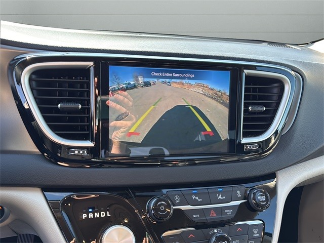 Chrysler Pacifica Vehicle Full-screen Gallery Image 21