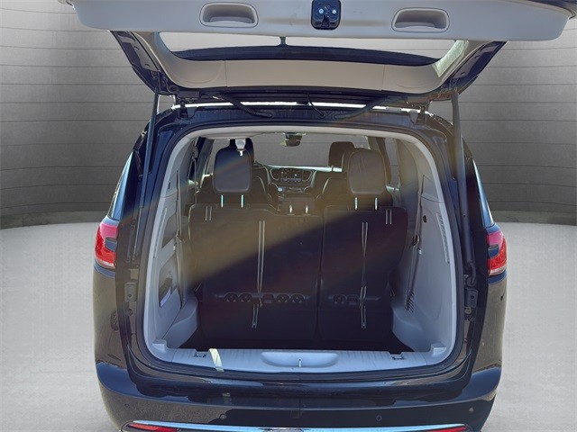 Chrysler Pacifica Vehicle Full-screen Gallery Image 23