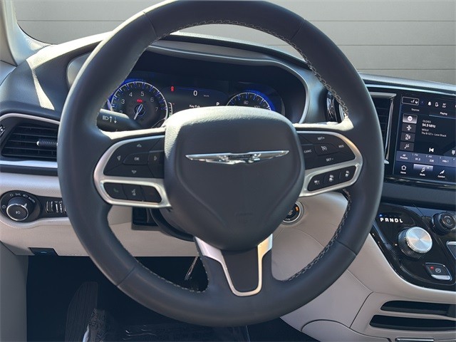 Chrysler Pacifica Vehicle Full-screen Gallery Image 25