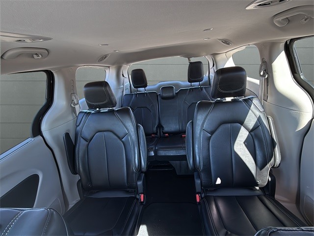 Chrysler Pacifica Vehicle Full-screen Gallery Image 26