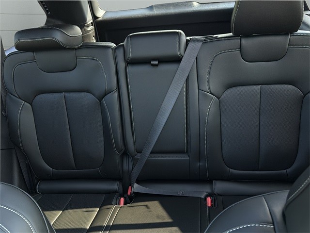 Jeep Grand Cherokee 4xe Vehicle Full-screen Gallery Image 9