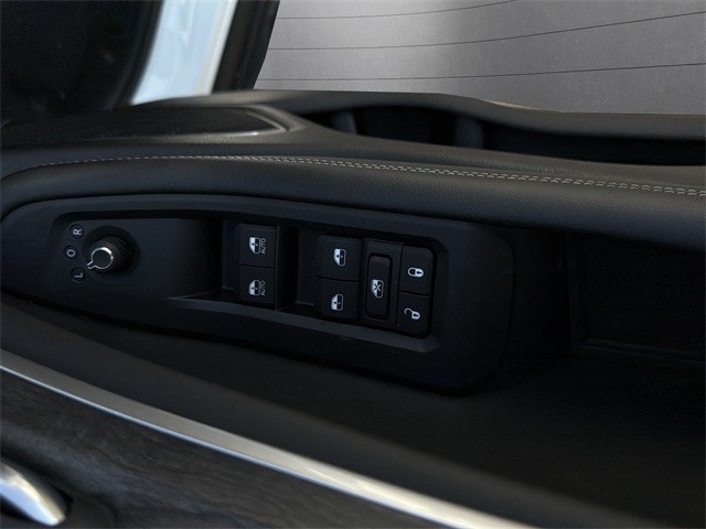 Jeep Grand Cherokee 4xe Vehicle Full-screen Gallery Image 11