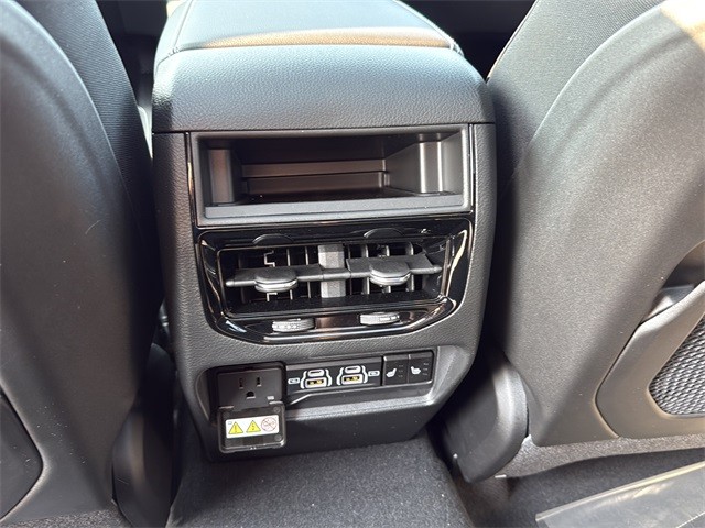 Jeep Grand Cherokee 4xe Vehicle Full-screen Gallery Image 19