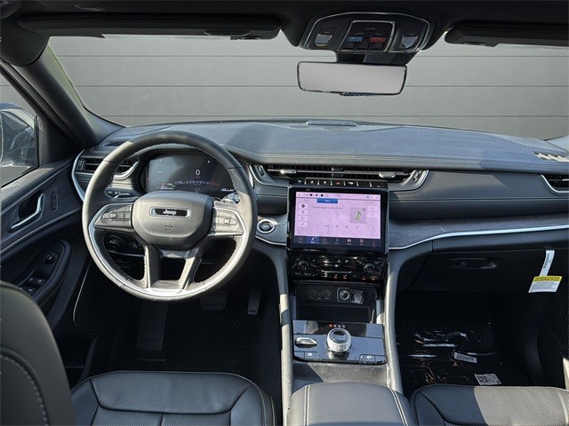 Jeep Grand Cherokee 4xe Vehicle Full-screen Gallery Image 23