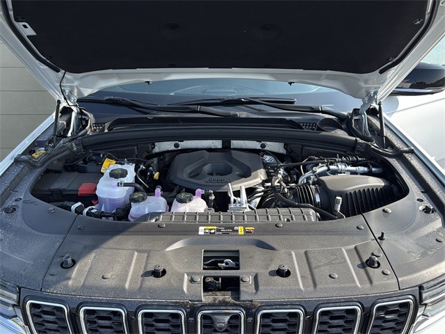 Jeep Grand Cherokee 4xe Vehicle Full-screen Gallery Image 26