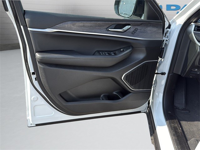 Jeep Grand Cherokee 4xe Vehicle Full-screen Gallery Image 27