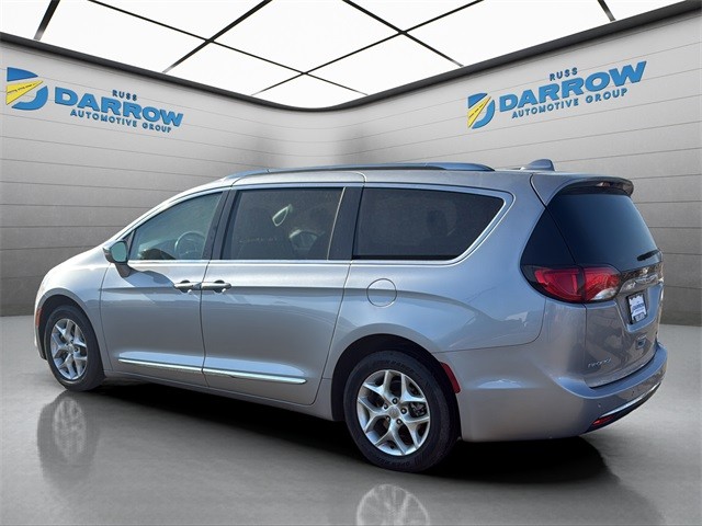 Chrysler Pacifica Vehicle Full-screen Gallery Image 3