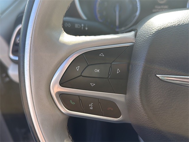 Chrysler Pacifica Vehicle Full-screen Gallery Image 9